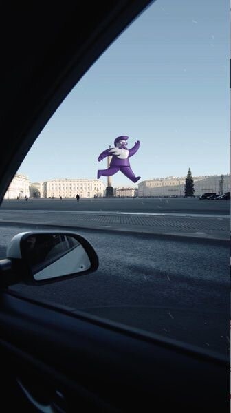 Dostaевский запустил фиолетового деда в полёт над Петербургом