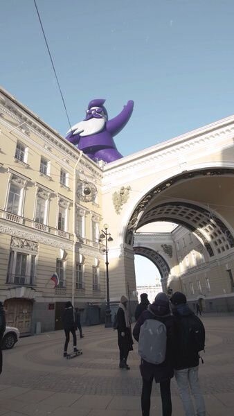 Dostaевский запустил фиолетового деда в полёт над Петербургом