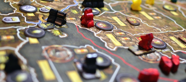 Как встретить Новый год по-домашнему и не впасть в уныние: топ нескучных игр, конкурсов, идей для совместного досуга