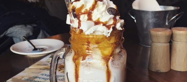 Какао с единорогами и латте с воздушным облачком: кофейни Петербурга с необычными напитками