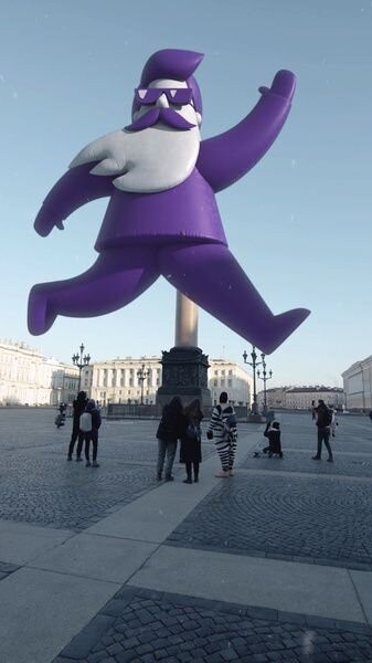 Dostaевский запустил фиолетового деда в полёт над Петербургом