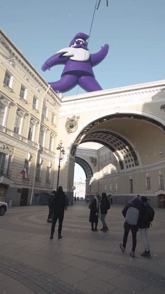 Dostaевский запустил фиолетового деда в полёт над Петербургом