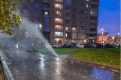 Фонтан &laquo;кипятка&raquo; забил после прорыва у многоэтажки на Стойкости