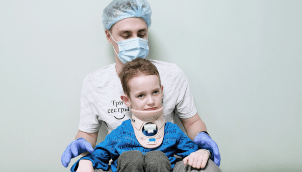 Укус клеща привёл к полному параличу... Теперь Алёша учится дышать Укус клеща привёл к полному параличу... Теперь Алёша учится дышать