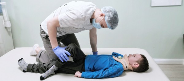 Укус клеща привёл к полному параличу... Теперь Алёша учится дышать Укус клеща привёл к полному параличу... Теперь Алёша учится дышать