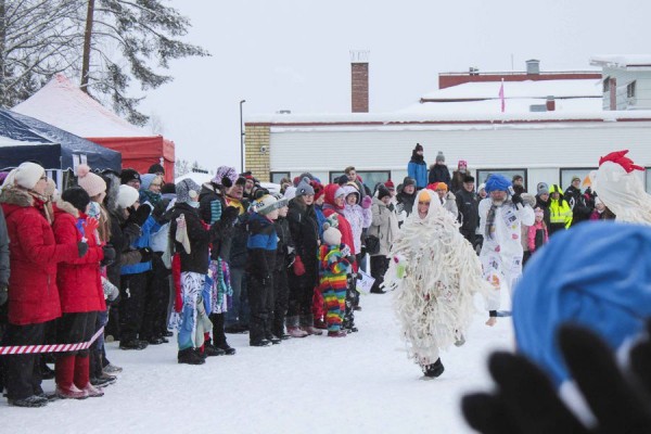 Жители Финляндии придумали новый вид спорта &mdash; бег по снегу в шерстяных носках