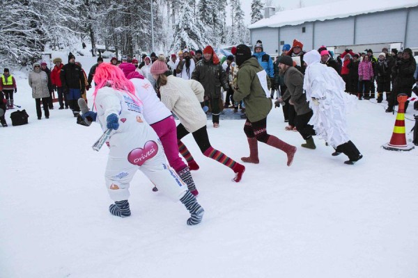 Жители Финляндии придумали новый вид спорта &mdash; бег по снегу в шерстяных носках