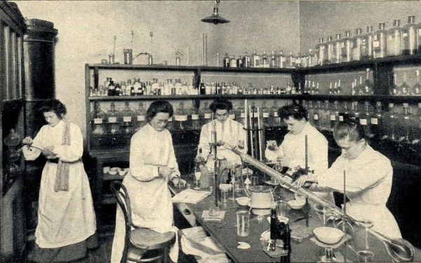 От Февральской революции до народных гуляний: как раньше отмечали 8 Марта?