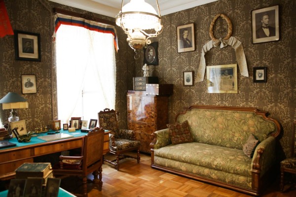 Пеньки и особняки: прогулка по Владимирскому округу