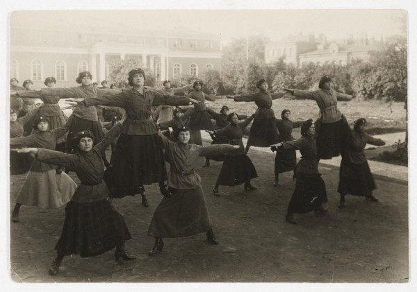 От Февральской революции до народных гуляний: как раньше отмечали 8 Марта?