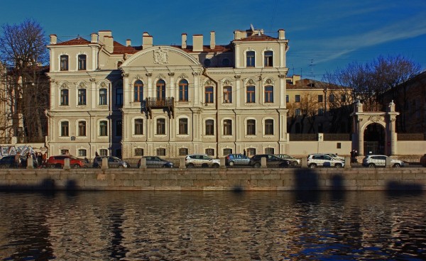 Пеньки и особняки: прогулка по Владимирскому округу