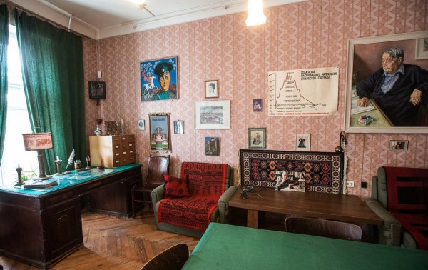 Пеньки и особняки: прогулка по Владимирскому округу