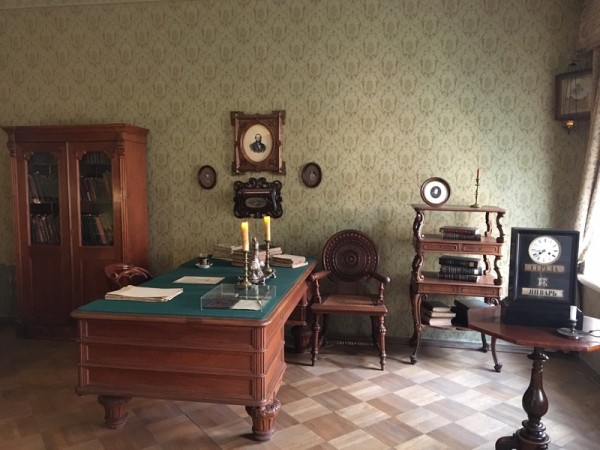 Пеньки и особняки: прогулка по Владимирскому округу