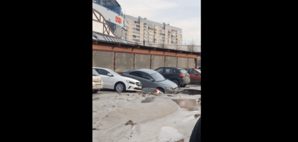 Три автомобиля провалились под землю из-за прорыва трубы у торгового центра &laquo;Меркурий&raquo;