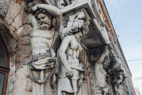 Петербургская архитектура в деталях: атланты и кариатиды