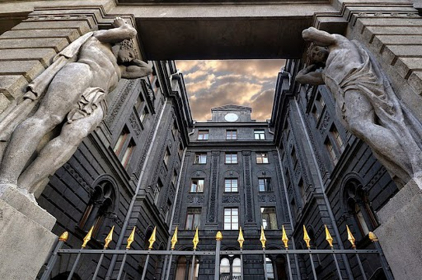 Петербургская архитектура в деталях: атланты и кариатиды