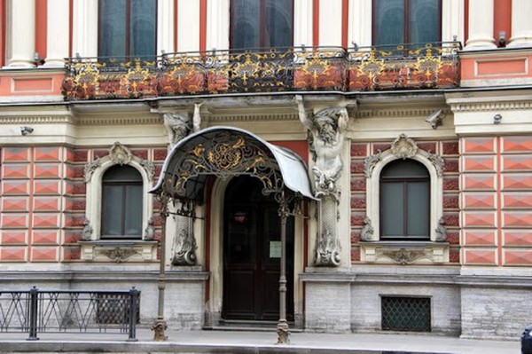 Петербургская архитектура в деталях: атланты и кариатиды