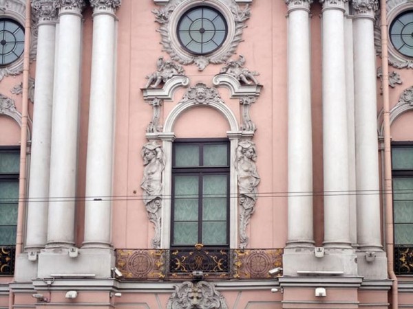 Петербургская архитектура в деталях: атланты и кариатиды