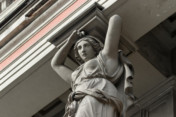 Петербургская архитектура в деталях: атланты и кариатиды