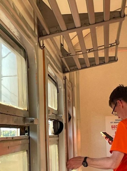 «Тапок в помощь»: как петербуржцы спасаются от жары в электричках «Тапок в помощь»: как петербуржцы спасаются от жары в электричках