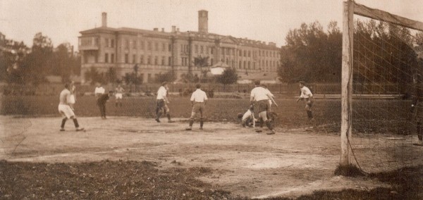 Удары по физиономии и перекуры на поле: каким был футбол в дореволюционном Петербурге?