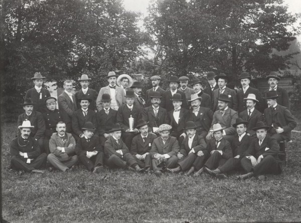 Удары по физиономии и перекуры на поле: каким был футбол в дореволюционном Петербурге?