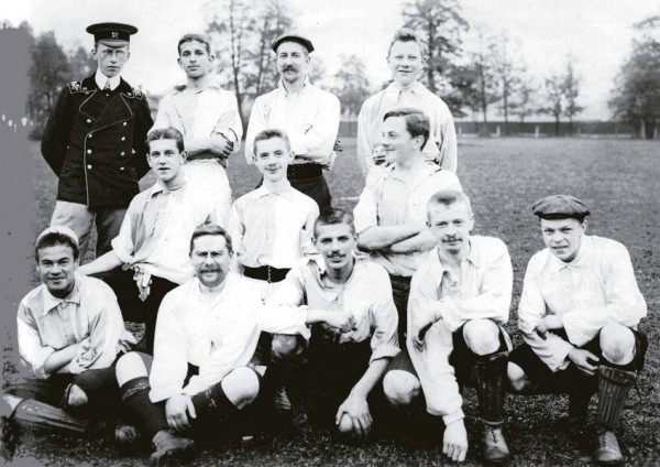 Удары по физиономии и перекуры на поле: каким был футбол в дореволюционном Петербурге?