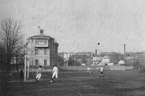 Удары по физиономии и перекуры на поле: каким был футбол в дореволюционном Петербурге?