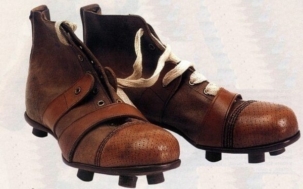 Удары по физиономии и перекуры на поле: каким был футбол в дореволюционном Петербурге?