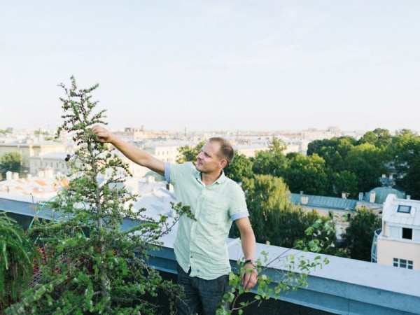 Петербуржец разбил сад на крыше многоэтажки