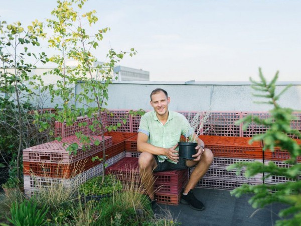 Петербуржец разбил сад на крыше многоэтажки