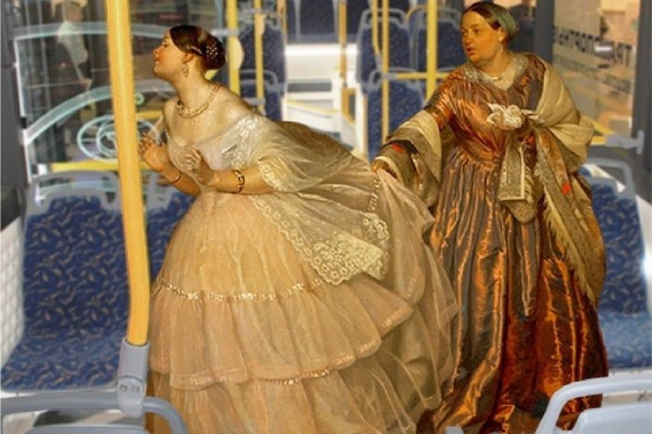   Герои классических картин попросили петербуржцев держаться за поручни 