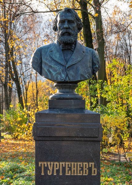 По мосткам к литераторам: кто похоронен на Волковском кладбище