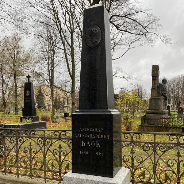 По мосткам к литераторам: кто похоронен на Волковском кладбище