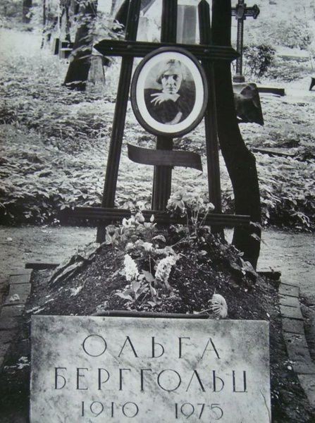 По мосткам к литераторам: кто похоронен на Волковском кладбище