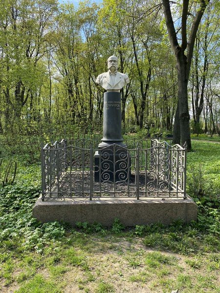 По мосткам к литераторам: кто похоронен на Волковском кладбище