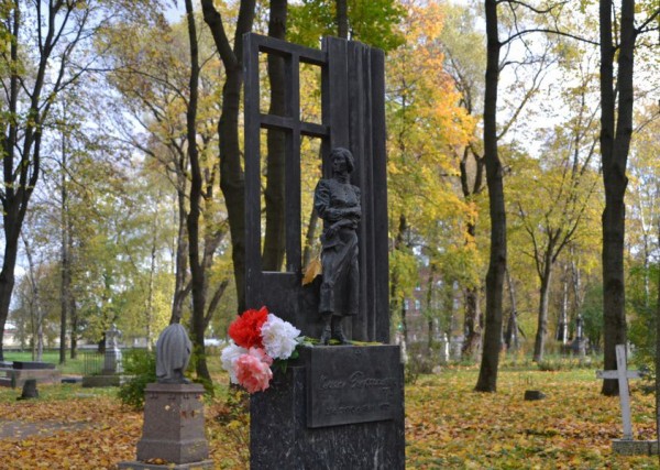 По мосткам к литераторам: кто похоронен на Волковском кладбище
