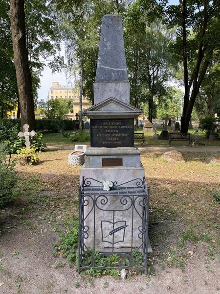 По мосткам к литераторам: кто похоронен на Волковском кладбище