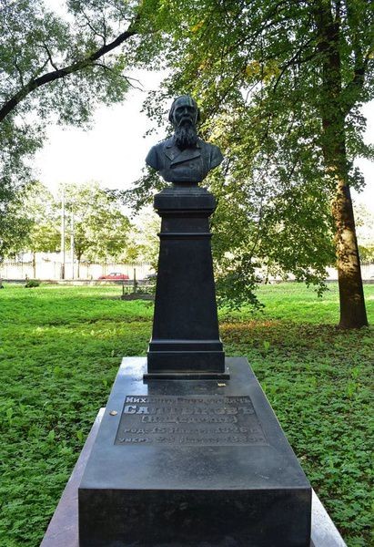 По мосткам к литераторам: кто похоронен на Волковском кладбище