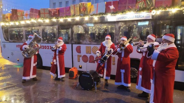 Деды Морозы устроят уличные концерты в Приморском районе
