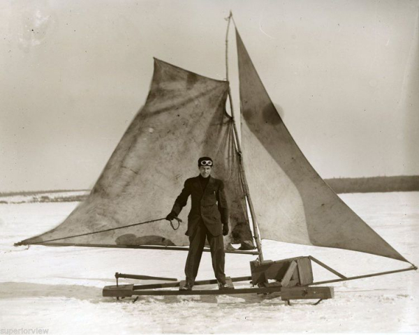 Как петербуржцы ходили под парусом зимой