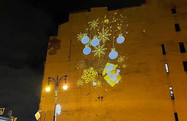 Дома в Петербурге украсили огромными новогодними открытками Дома в Петербурге украсили огромными новогодними открытками