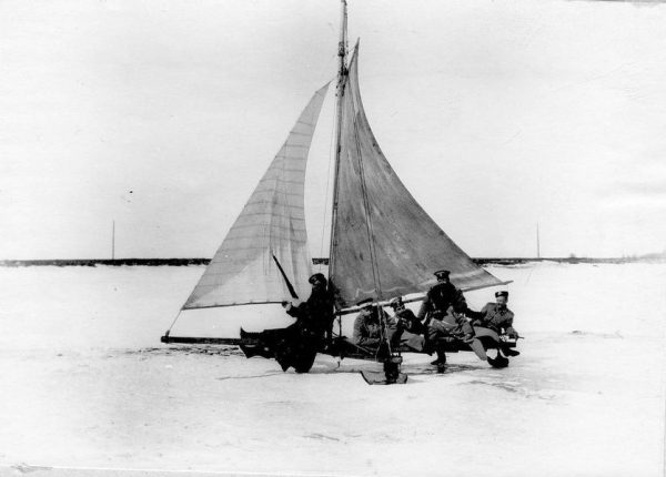 Как петербуржцы ходили под парусом зимой
