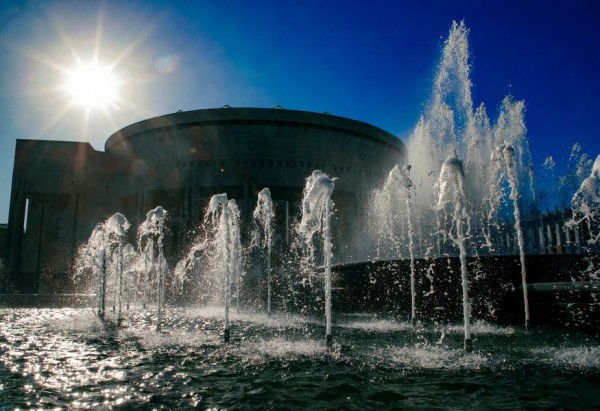 Запущен отреставрированный фонтан у Российской национальной библиотеки