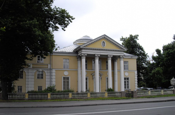 Зелено и богато: прогулка по Аптекарскому острову