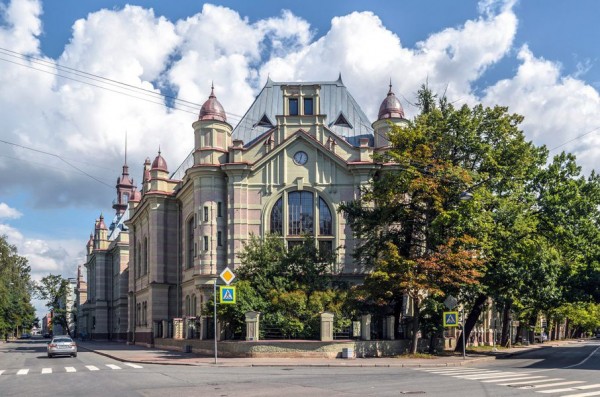 Зелено и богато: прогулка по Аптекарскому острову