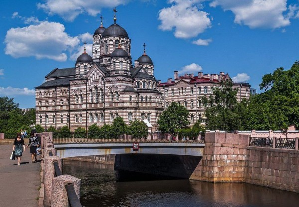 Зелено и богато: прогулка по Аптекарскому острову