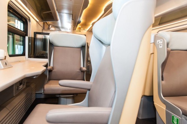 РЖД показали новый двухэтажный вагон-бистро