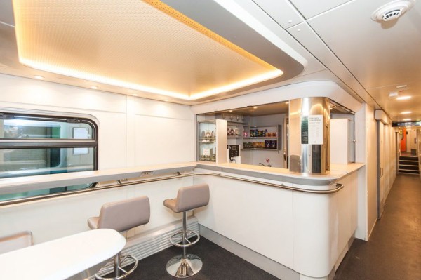 РЖД показали новый двухэтажный вагон-бистро