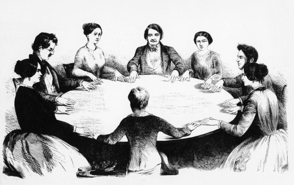 Спиритизм: любимое развлечение аристократов дореволюционного Петербурга